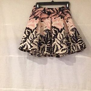 Mini skirt with leaf patterns, chic and modern.